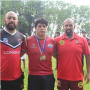 Profesor de Ed Física dicta clases de tenis